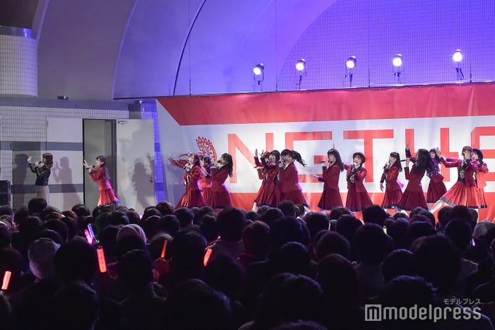 メンバーの横で踊る柏木由紀と中井りか(C)モデルプレス