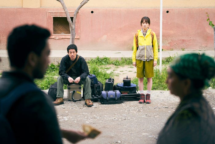 加瀬亮、前田敦子(C)2019「旅のおわり世界のはじまり」製作委員会/UZBEKKINO