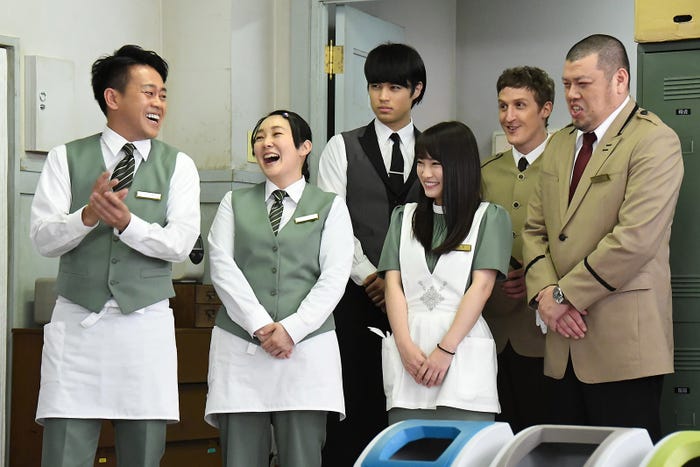 宮川大輔、西尾まり、佐伯大地、川栄李奈、チャド・マレーン、くっきー/「崖っぷちホテル!」第6話より(C)日本テレビ