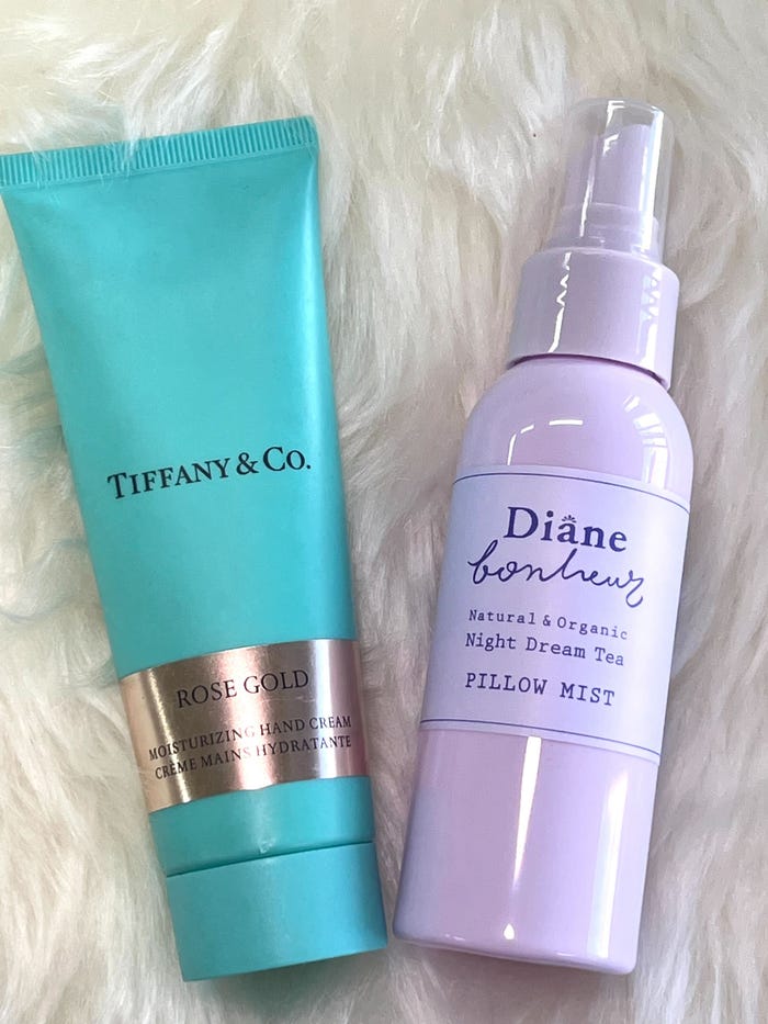 (左から)「ティファニー ローズゴールド ハンドクリーム」「おやすみピローミスト ナイトドリームティーの香り」