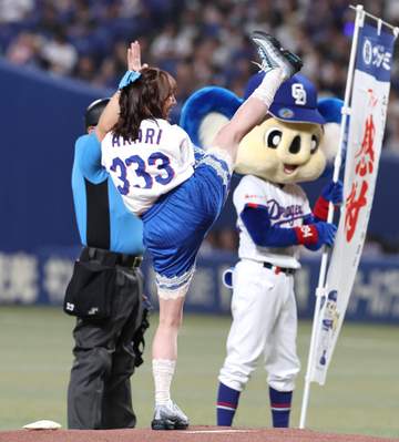 「身体柔らか！？」「やべー」卒業から4年、バンテリンD降臨の元アイドル美女が衝撃の豪快脚上げに騒然「超沸いた」「身体作りも継続してるんだろうな」