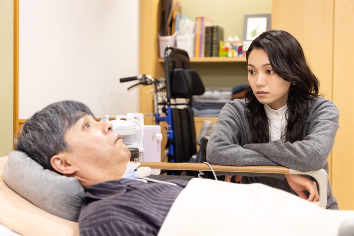 立川志らく、二階堂ふみ「Eye Love You」第2話より(C)TBS