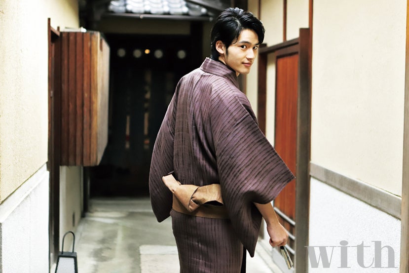 岡田健史、初和装で新たな魅力