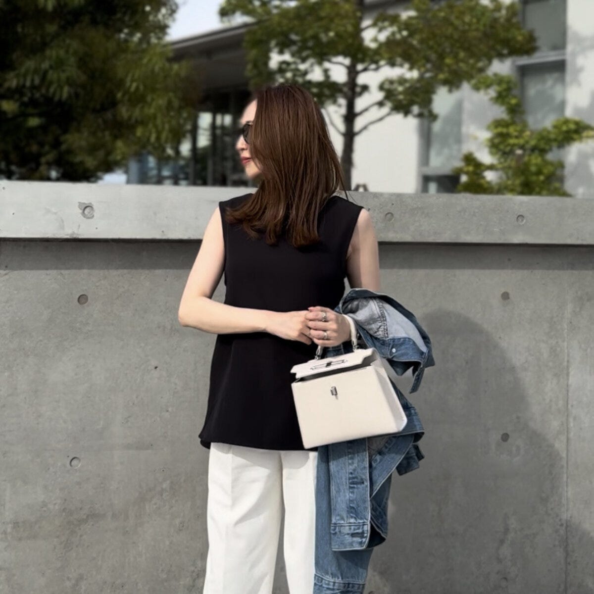 coca 2wayリボントップス coca 2wayリボントップス ホワイトパンツ×デニムジャケットのお出かけコーデ(横)