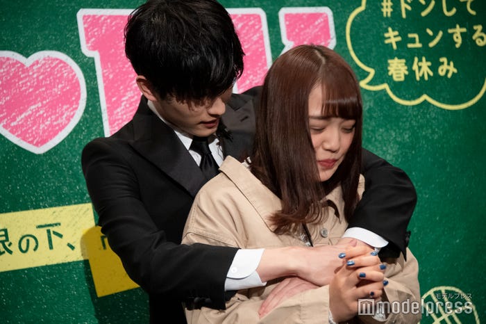 距離を縮める杉野遥亮 (C)モデルプレス