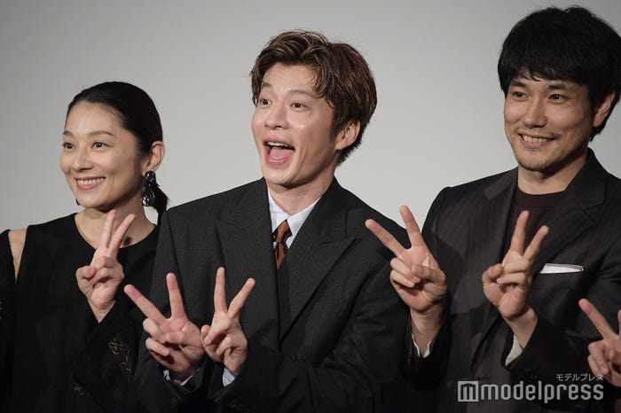 Wピースも決める(左から)小池栄子、田中圭、松山ケンイチ(C)モデルプレス