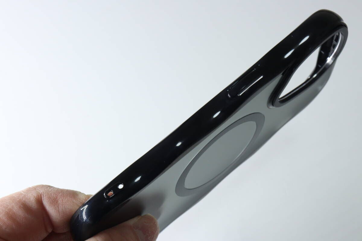 ダイソーのIP16e/15/14/13用ケース　ウェーブ　クリアのサイド