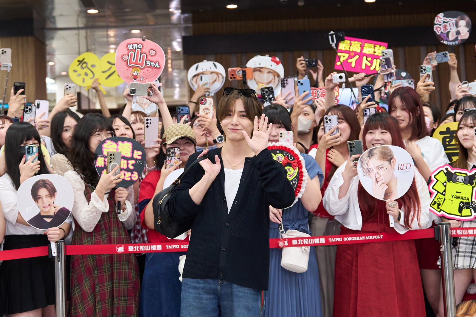山田涼介、台北でソロアジアツアー開幕 ドームツアーから曲順組み替え・歓迎ムードの空港＆現地記者会見ショットも
