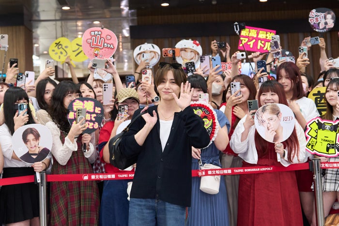 山田涼介、台北でソロアジアツアー開幕 ドームツアーから曲順組み替え・歓迎ムードの空港＆現地記者会見ショットも