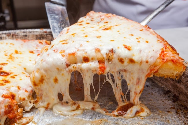 とろけるモッツァレラチーズと、インパクト絶大の大きなピッツァ／画像提供：J-World Diner