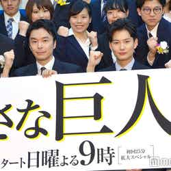 （左から）TBS入社式に登場した長谷川博己と岡田将生 （C）モデルプレス