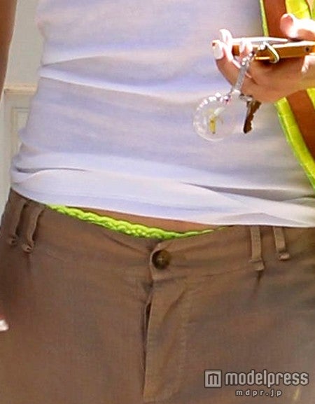 かっこいいハミパンはカラー＆ぺったんこのお腹が重要！？X17online.com / Zeta Image