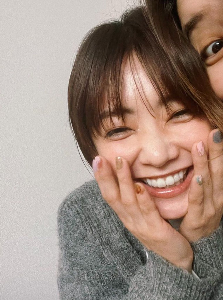 倉科カナ“妹乱入”ショット公開 高校生の弟が施したネイルにも注目集まる