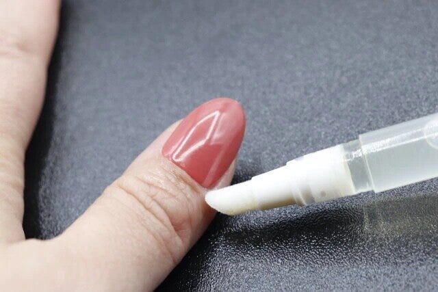 ダイソー ツイストペン容器(斜めカットクッションタイプ) ダイソーの詰め替えられるツイストペン容器(斜めカットクッションタイプ)