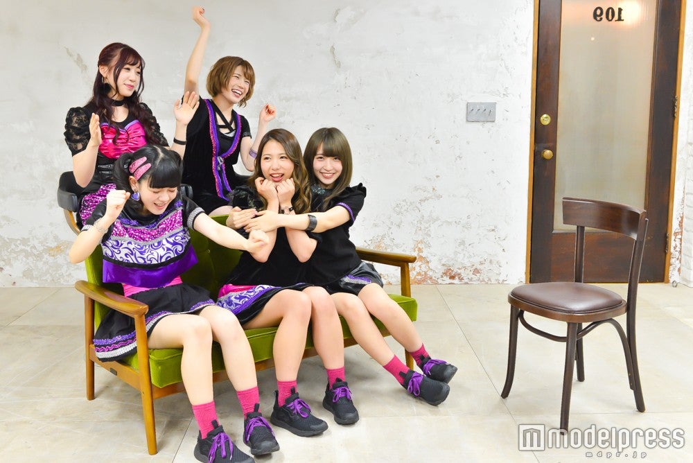 対談企画と聞いて大喜び！ （C）モデルプレス