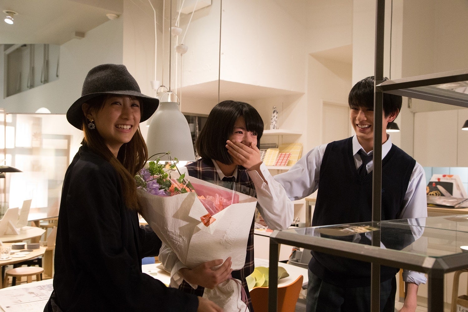 （左から）山本美月、永野芽郁、真剣佑 C）2017「ピーチガール」製作委員会