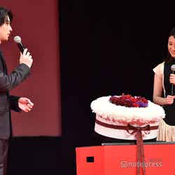 吉高由里子が運んできたバースデーケーキに驚く横浜流星（C）モデルプレス