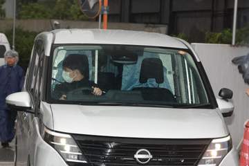 timelesz猪俣周杜容疑者が送検 後部座席に座りマスク姿でうつむく 知人女性への傷害の疑いで19日に逮捕