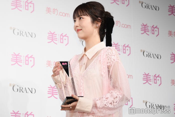 体ごと向けて話を聞く浜辺美波(C)モデルプレス