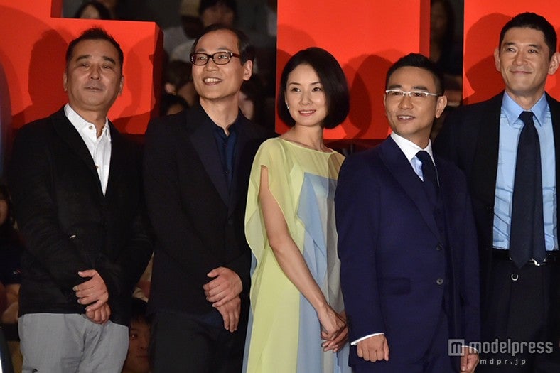 左から：鈴木雅之監督、正名僕蔵、吉田羊、八嶋智人、杉本哲太