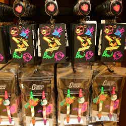 パスケース2,000円、ボールペンセット2,400円(C)モデルプレス