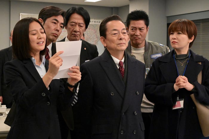 山中崇史、篠原ゆき子、川原和久、水谷豊、寺脇康文、鈴木砂羽「相棒season22」第13話より(C)テレビ朝日