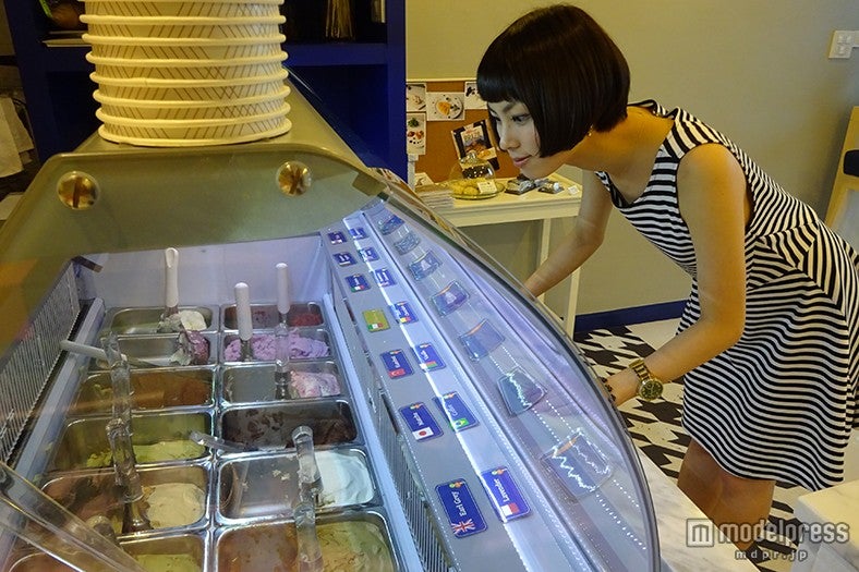 12種類ものフレーバーがあり、どれを食べるか迷ってしまいそう／モデル：伊澤恵美子