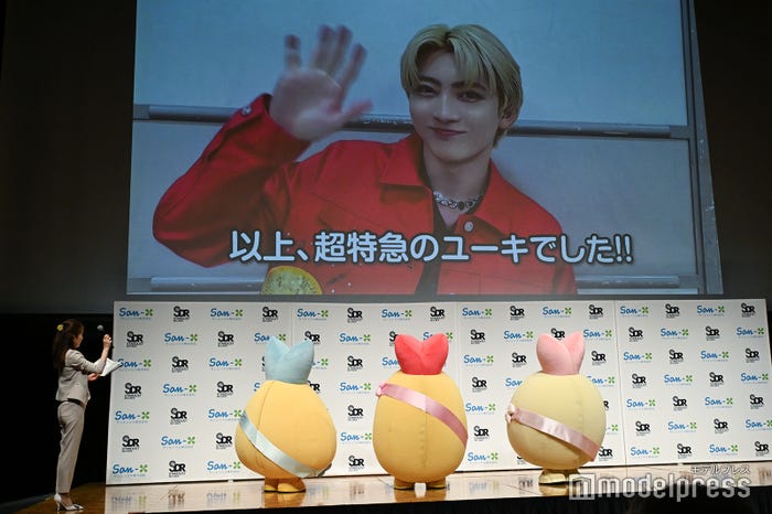 ユーキからのビデオメッセージを見るあじふらいのしっぽ、えびふらいのしっぽ、えびてんのしっぽ(C)モデルプレス