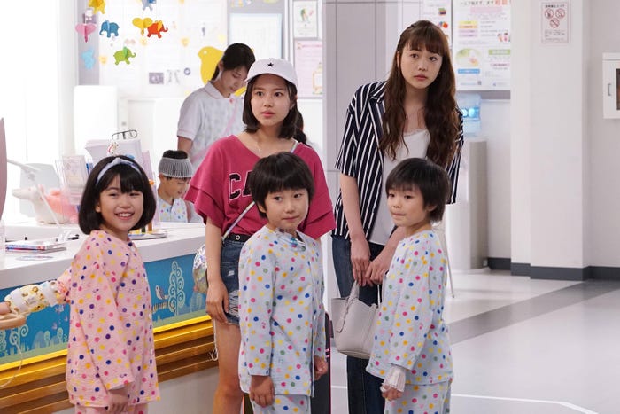 松井愛莉(右)(C)フジテレビ