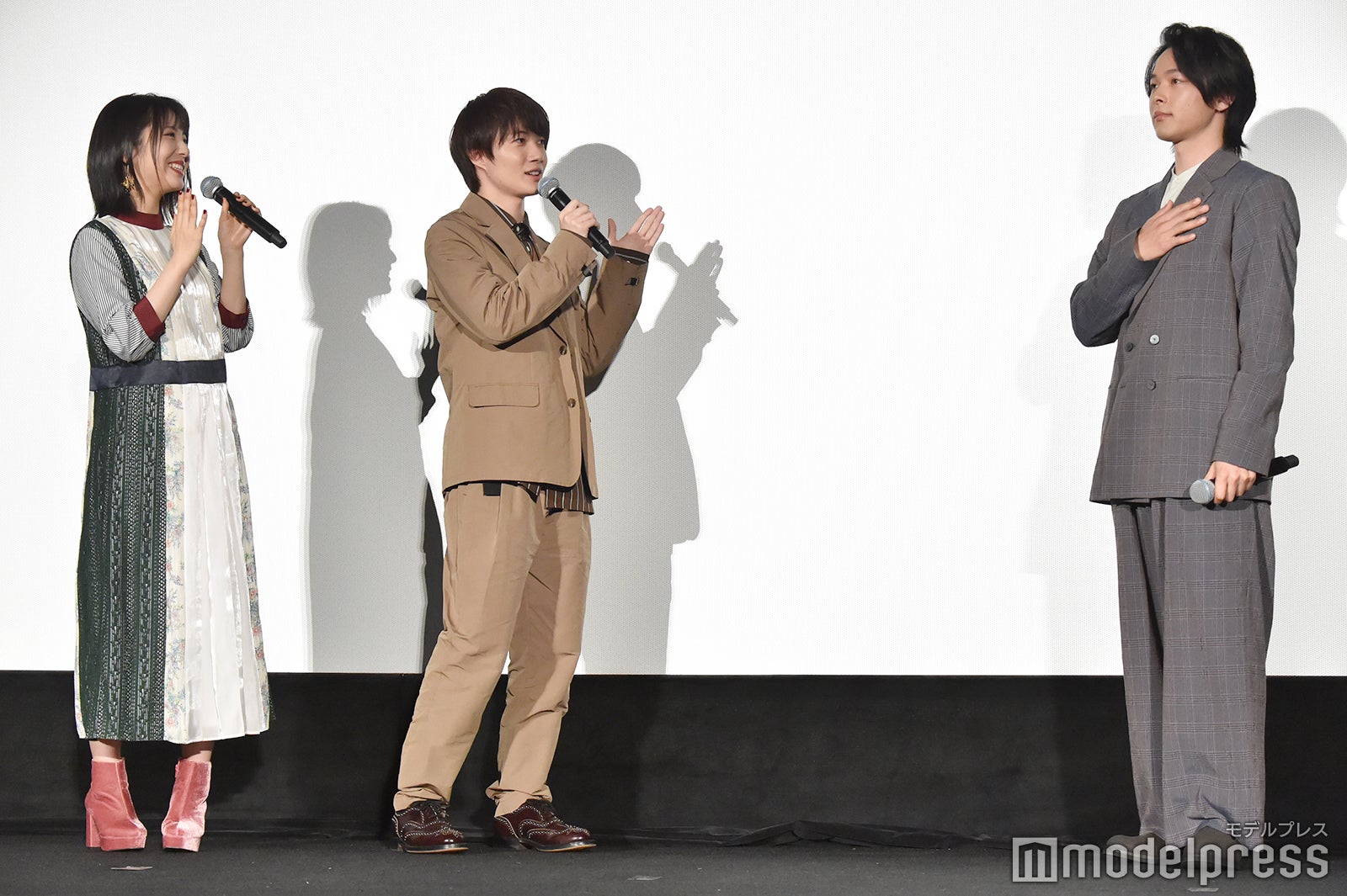 （左から）浜辺美波、神木隆之介、中村倫也（C）モデルプレス