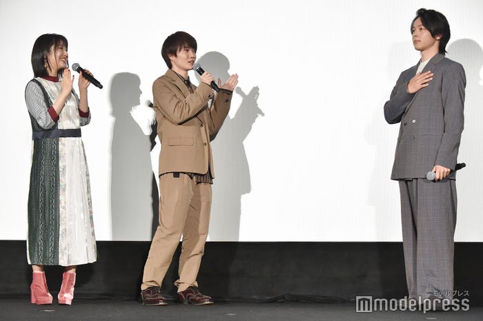 (左から)浜辺美波、神木隆之介、中村倫也(C)モデルプレス