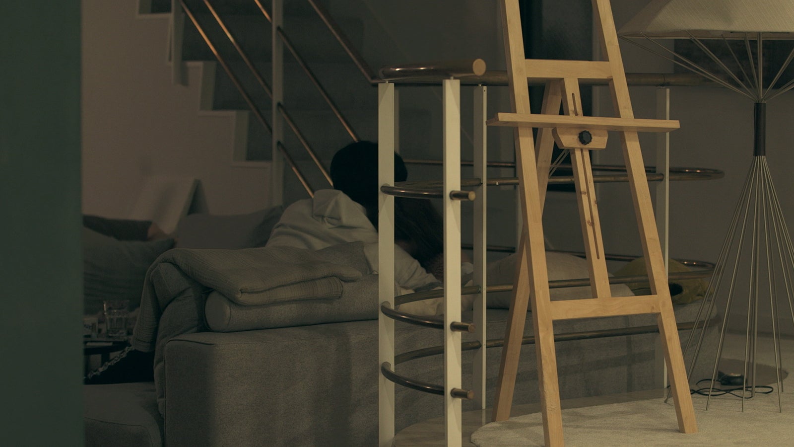 愛華を抱きしめるトパス「TERRACE HOUSE TOKYO 2019-2020」32nd WEEK（C）フジテレビ／イースト・エンタテインメント