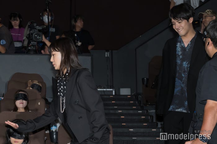客席内に“こっそり”侵入する菅野美穂&赤楚衛二(C)モデルプレス