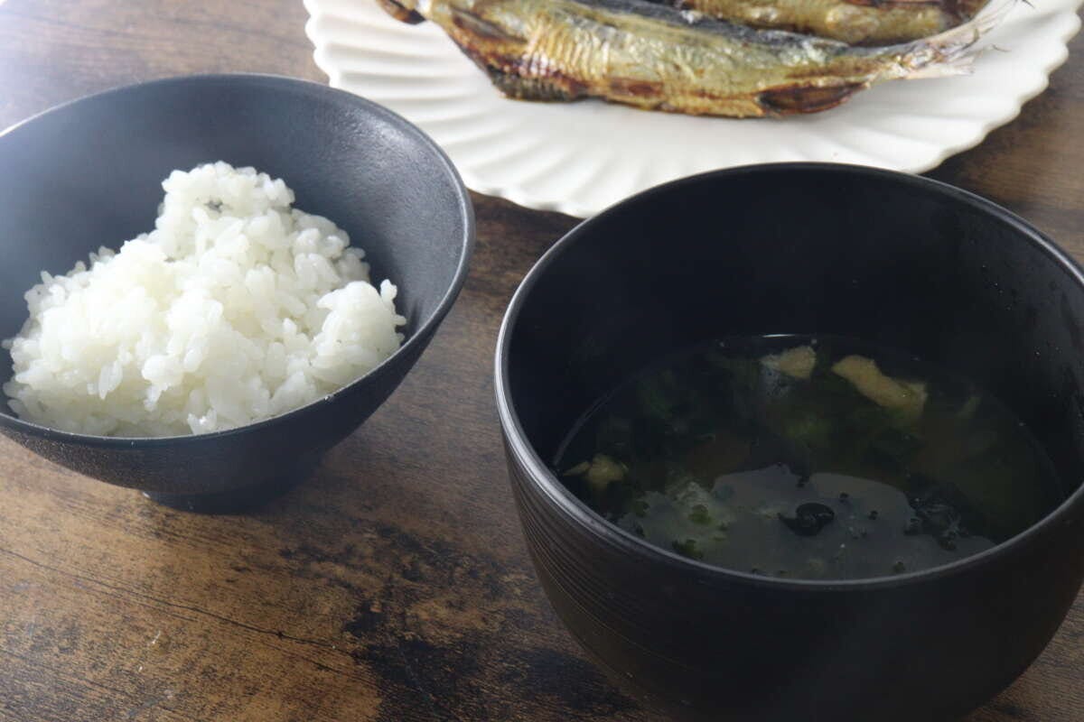 ご飯と味噌汁、焼き魚が並んだ和食の食卓