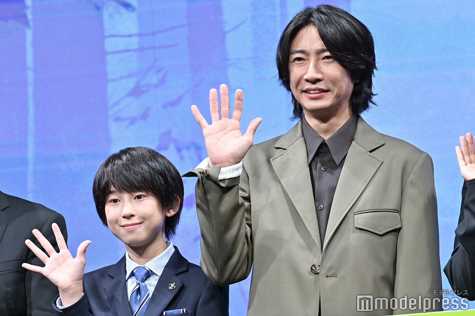 親子役を演じた上原剣心、相葉雅紀（C）モデルプレス