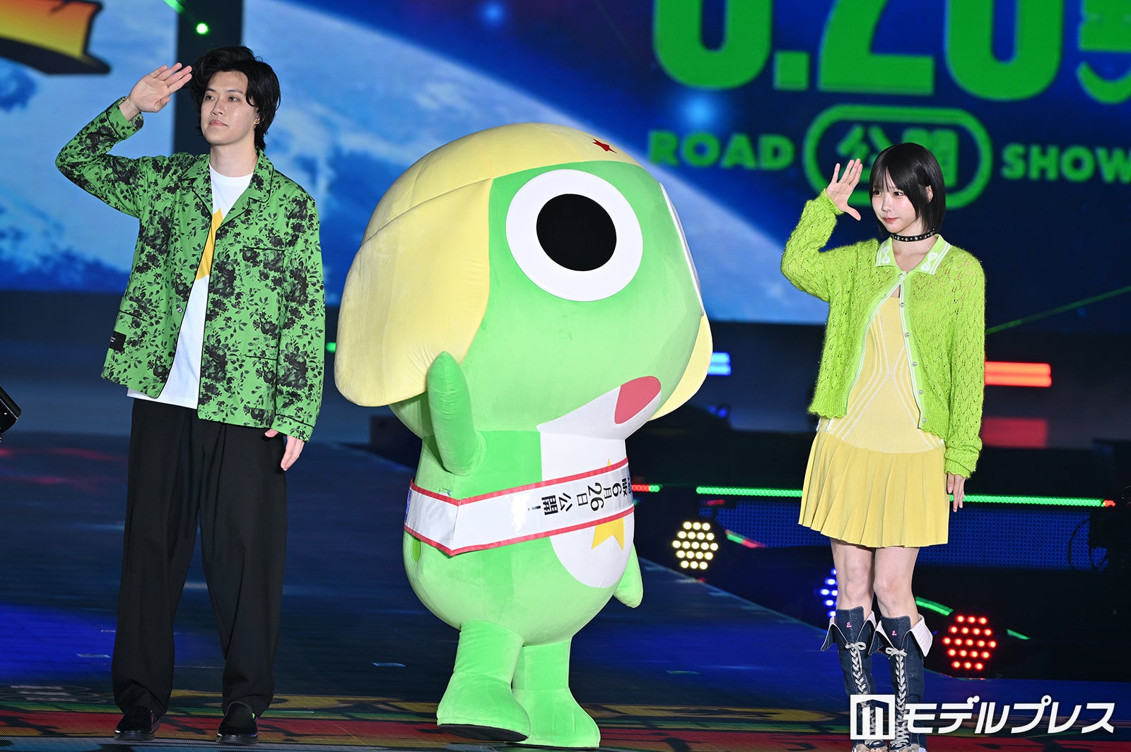 あの＆霜降り明星・粗品「ガルアワ」サプライズ登場 ケロロ軍曹風の緑コーデで仲良くランウェイ【ガルアワ2026SS】
