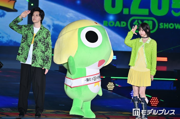 あの＆霜降り明星・粗品「ガルアワ」サプライズ登場 ケロロ軍曹風の緑コーデで仲良くランウェイ【ガルアワ2026SS】