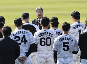 阪神・秦雅夫オーナー「真のチャンピオンに」 キャンプ視察で藤川監督、選手に厳命「昨シーズンの優勝は過去のこと」