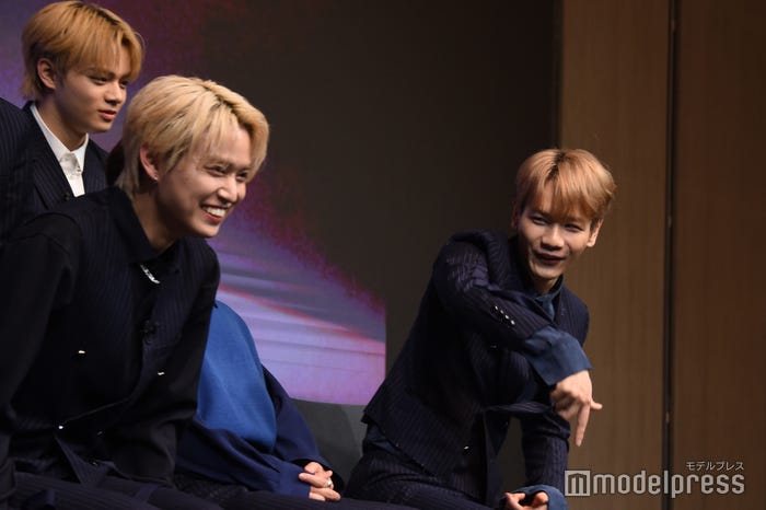 “トークを落とす”動きをする豆原一成 (C)モデルプレス