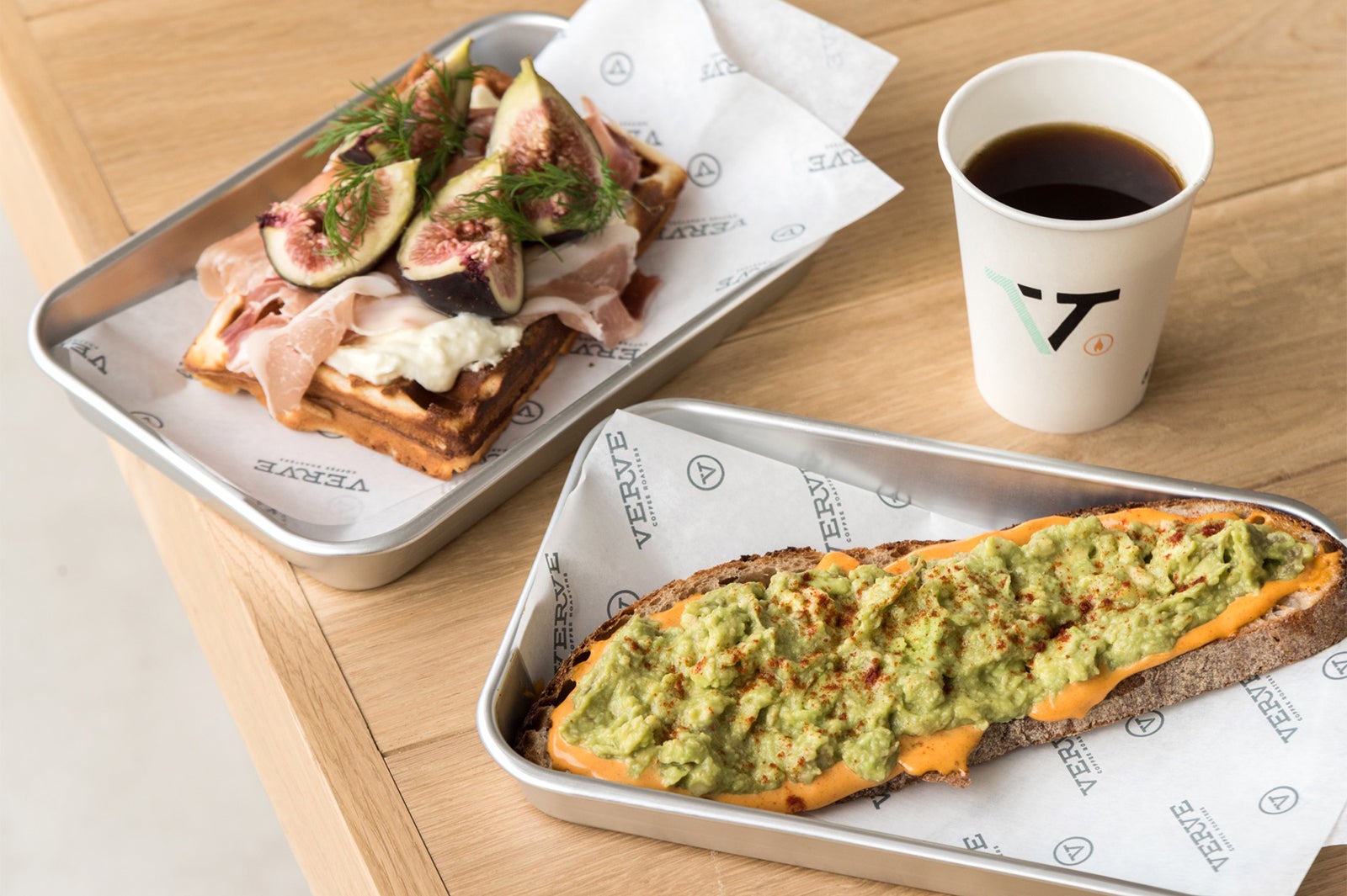 季節のフルーツと生ハム、ジャガイモとフロマージュブランのワッフル 1000円、アボカドトースト 800円／画像提供：TRANSIT