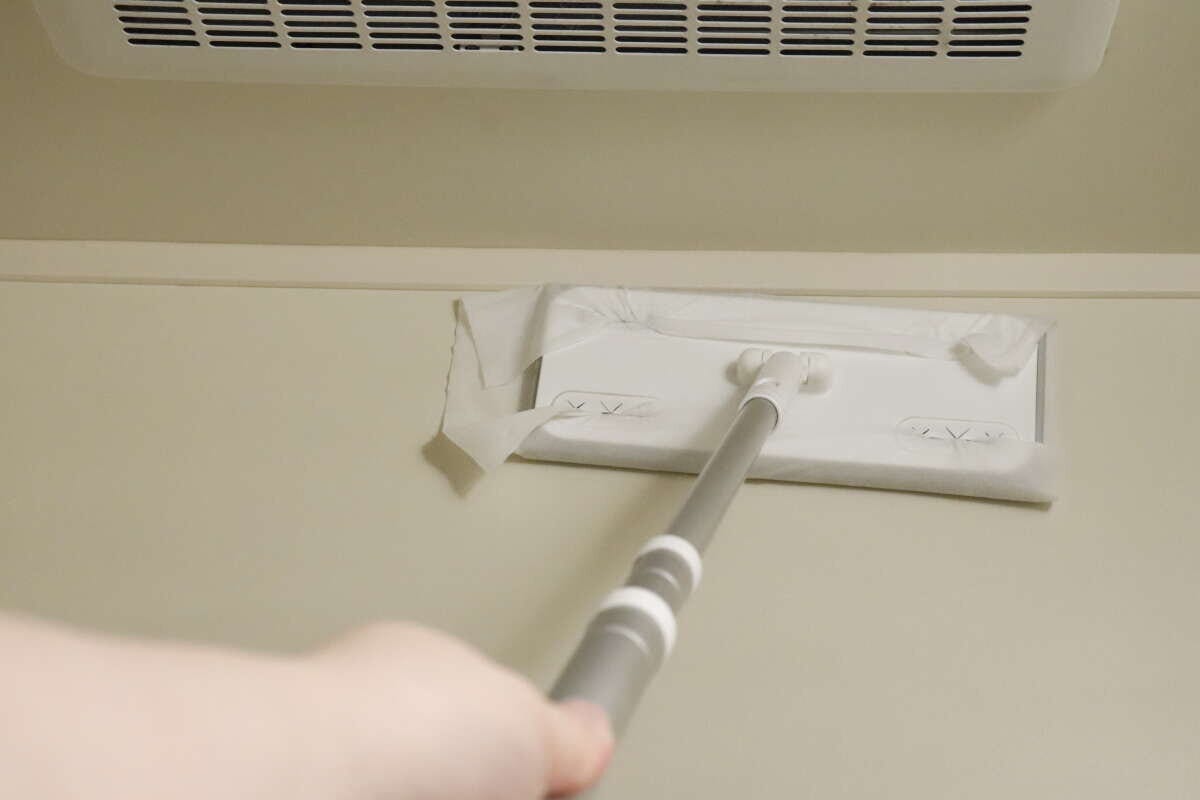 ワイパーにセットしたシートで浴室の壁を掃除している様子 ワイパーにセットしたシートで浴室の壁を掃除している様子