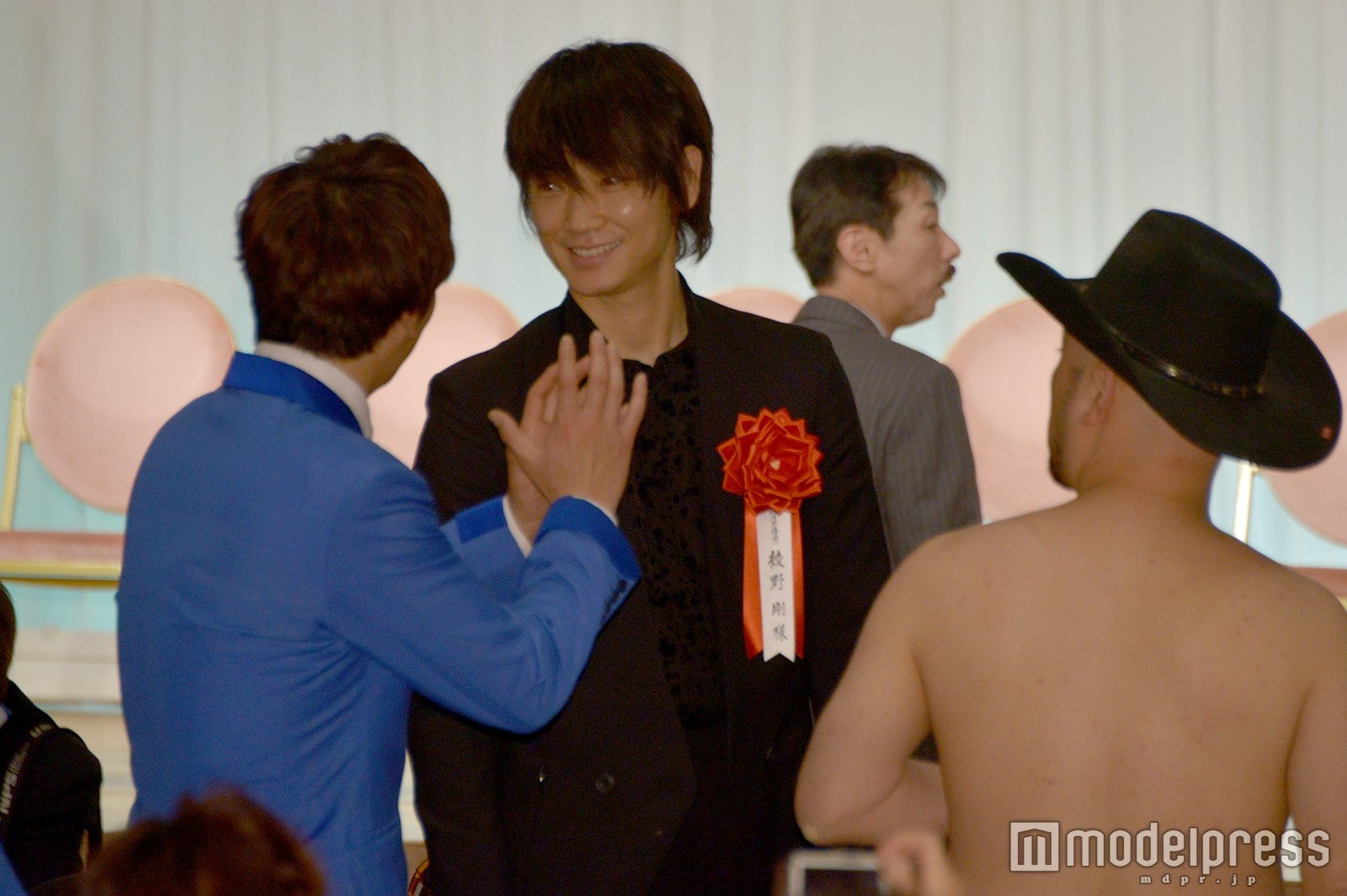 銀シャリとふれあう綾野剛（C）モデルプレス