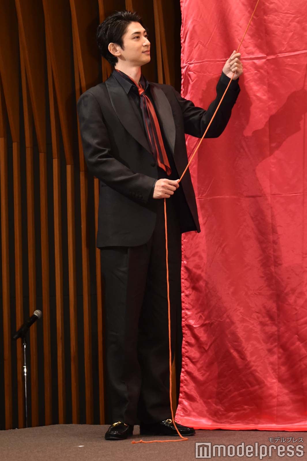 合図を静かに待つ古川雄大（C）モデルプレス