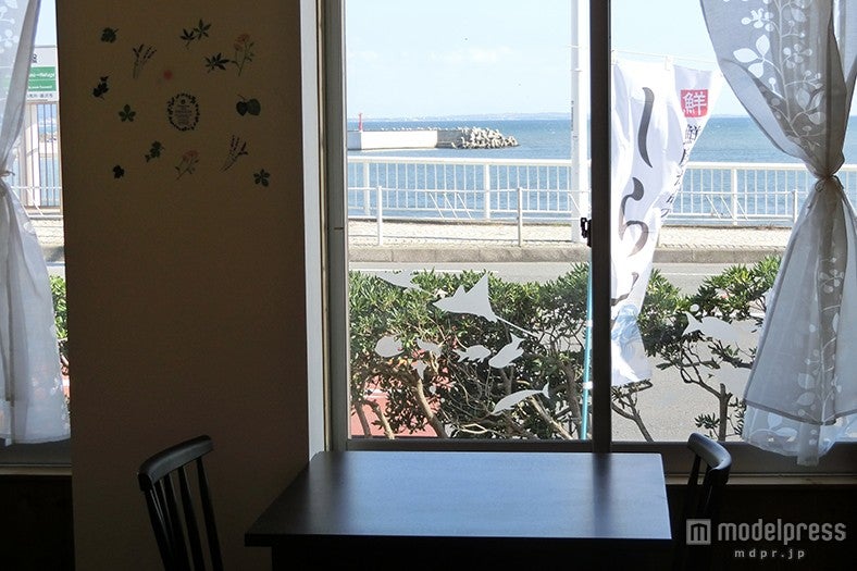 「WATATSUMI」から見える江ノ島のビーチ／画像提供：WATATSUMI