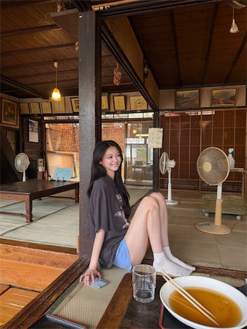 「素晴らしいスタイル」24歳美女モデル、"Tシャツ×短パン"のゆるっとコーデで美脚披露