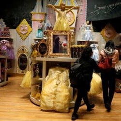 米ディズニー、北米で60店舗閉鎖へ 電子商取引に注力