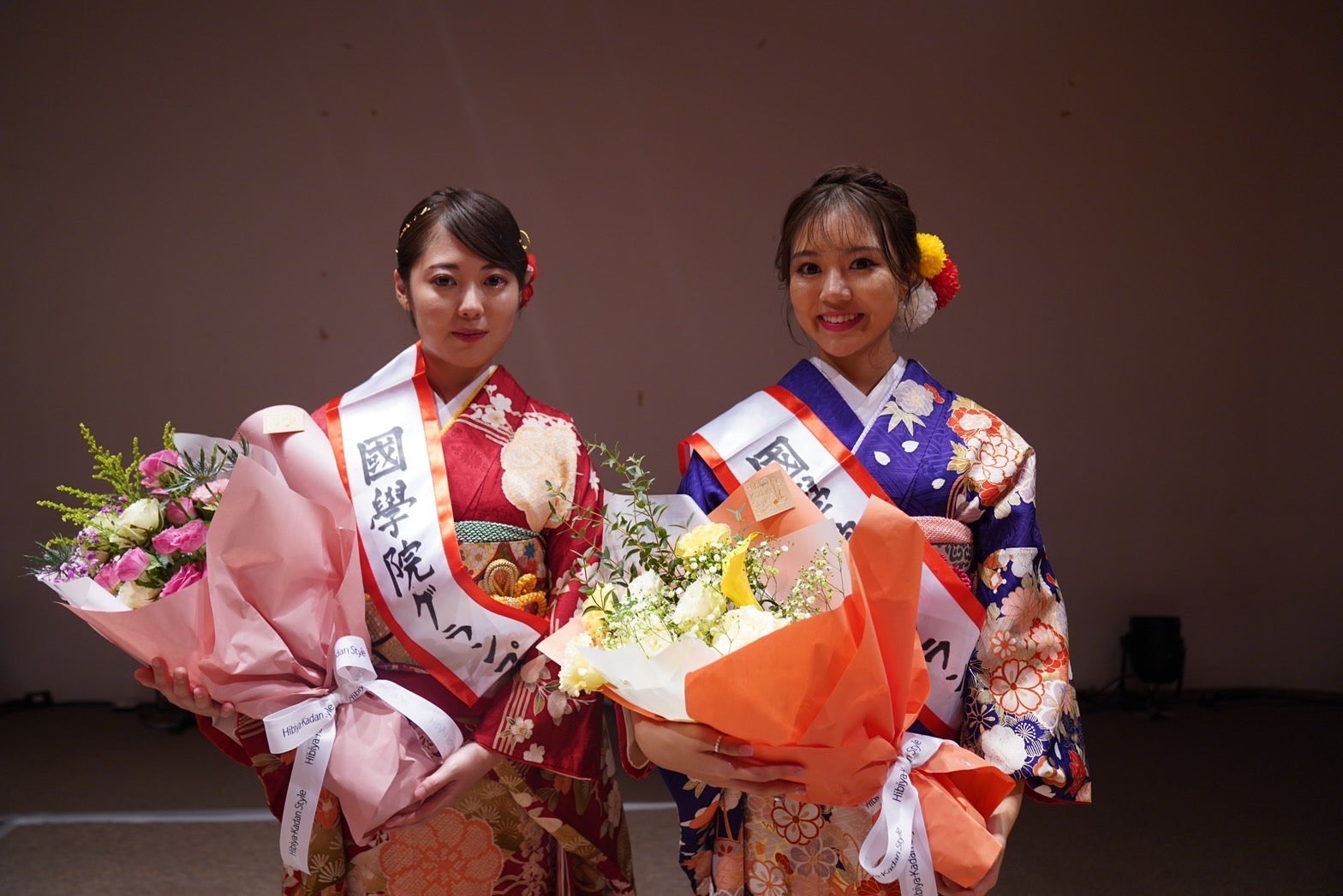 「國學院 Contest 2023」グランプリの中城香乃さん、準グランプリの秋元南実さん（提供写真）