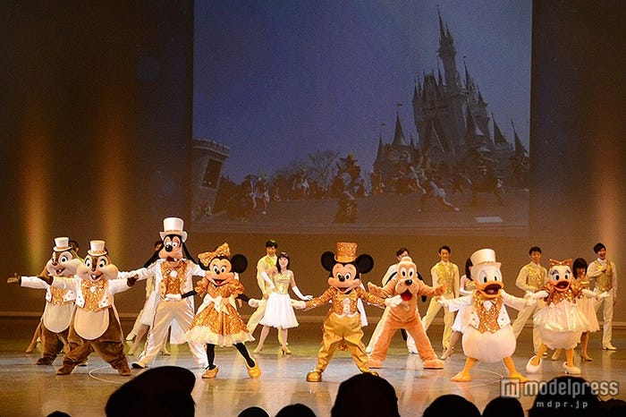 スクリーンには過去のショーやパレードが映しだされた