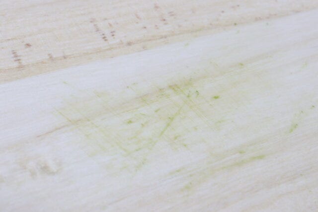 ダイソーの桐まな板で野菜をカットした跡