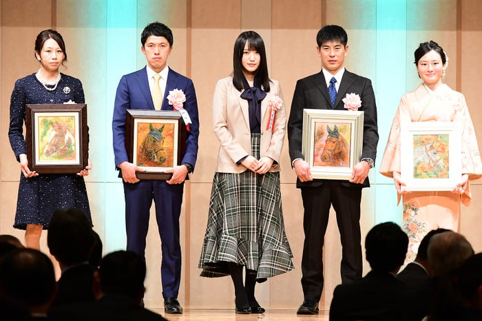 中央:菅井友香 (C)モデルプレス